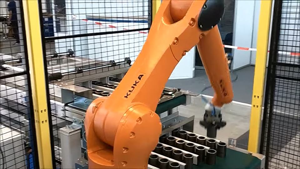 organger Roboter am Werkstücke sortieren